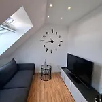 Moderne Dg-wohnung Mit Flair In Guter Lage דירה