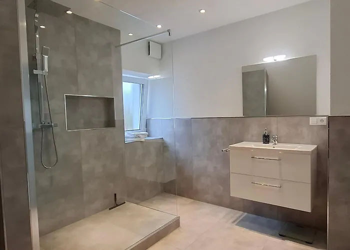 Moderne Dg-wohnung Mit Flair In Guter Lage